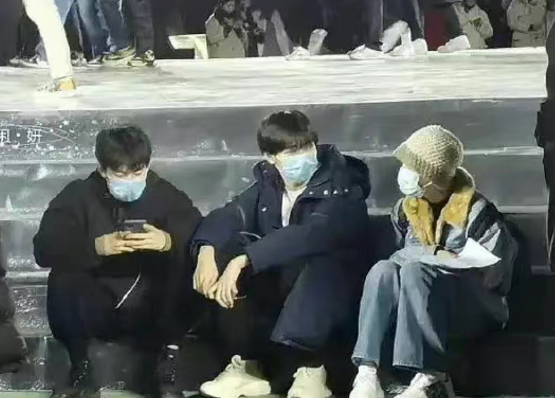 焉栩嘉新女友疑似张子枫！两人穿情侣装被拍，去年10月已被曝恋爱