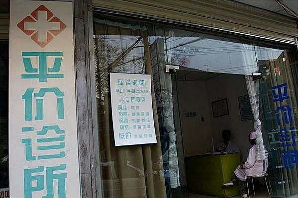 河北小伙胸口顶着200多斤肉球，体重500斤，吃喝拉撒在床上解决