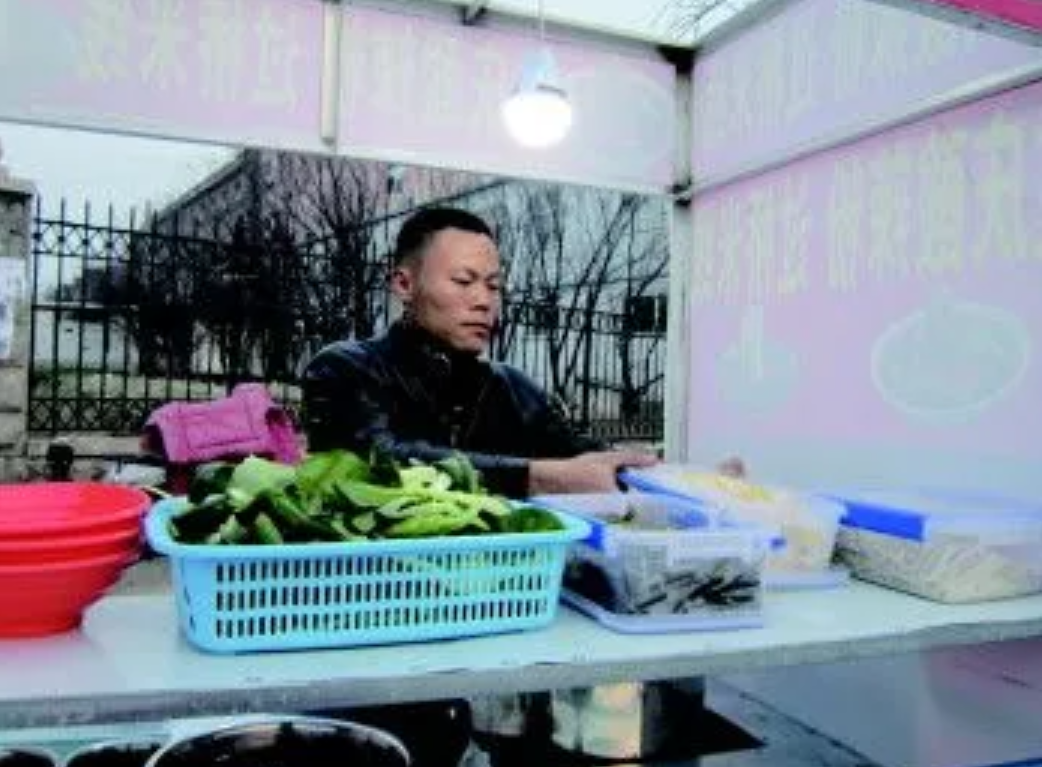 2009年，山东21岁女孩翻墙私奔摔成瘫痪，小伙不离不弃照顾14年