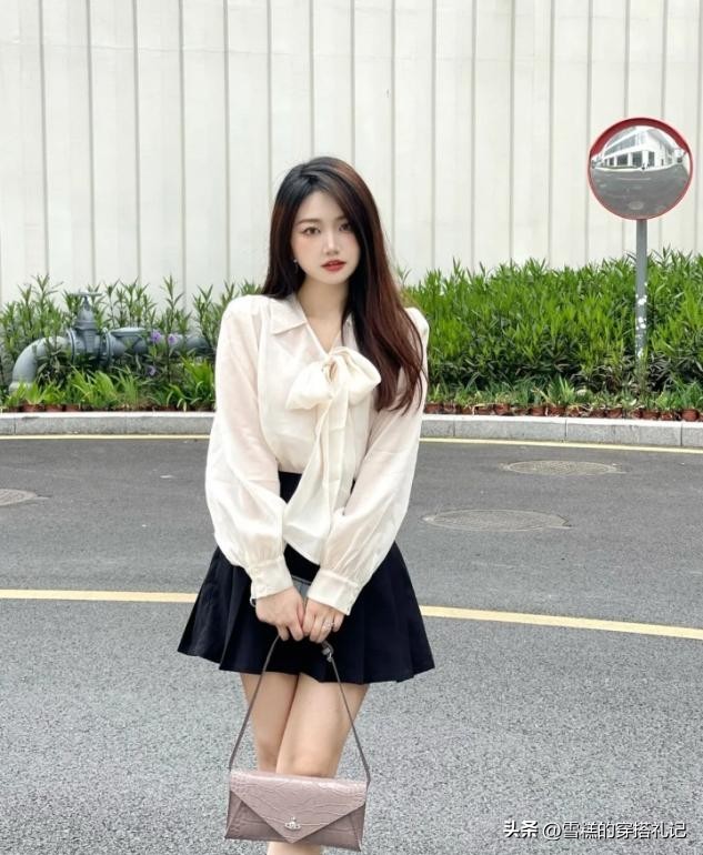 今秋上衣流行“穿短不穿长”，时髦显瘦显腿长，小个子都爱上了