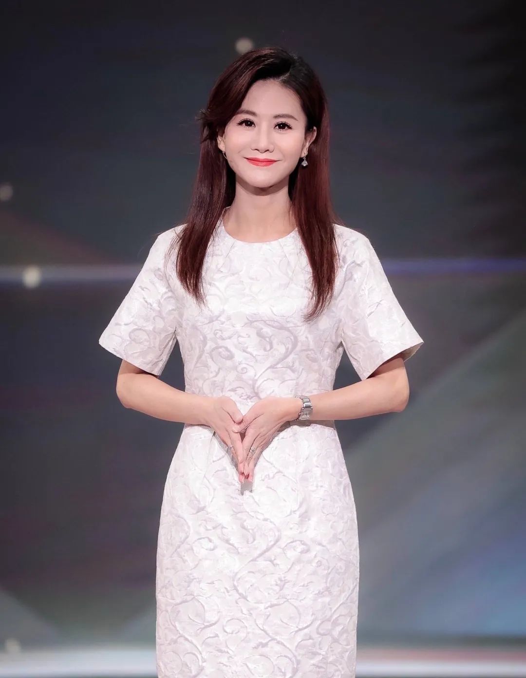 央视女解说(表扬了羽生结弦,观众却不买账,央视女主播陈滢的夸赞真的