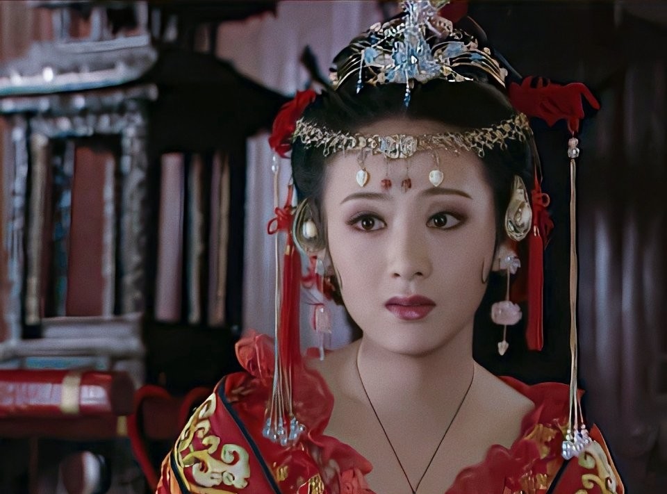 她靠一部剧吃一辈子,二婚嫁给一名穷小子,如今丈夫红到令人嫉妒