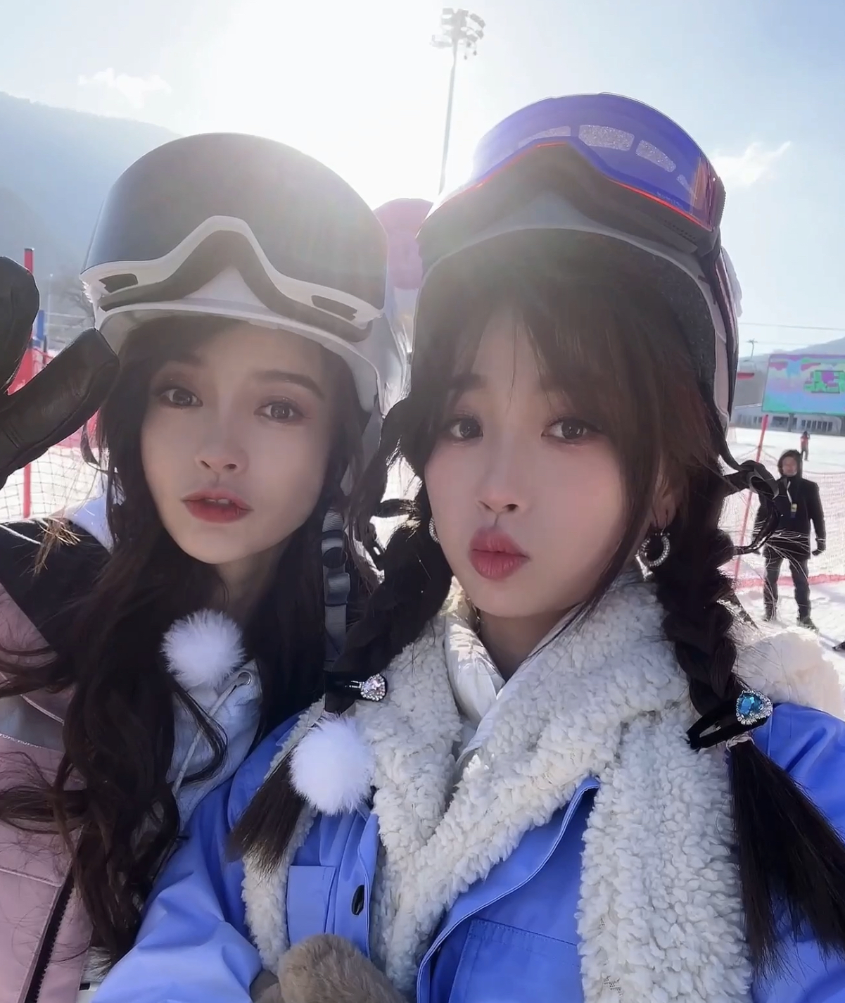 baby离婚后忙带娃,陪小海绵逛街看电影,素颜出镜黑眼圈难掩憔悴