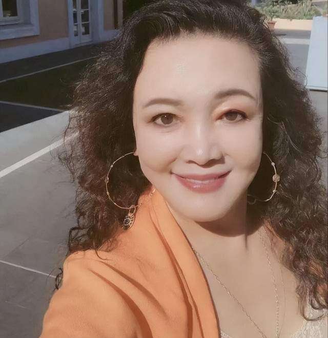 从身价过亿"女企业家"到如今"直播带货",64岁张兰经历了什么