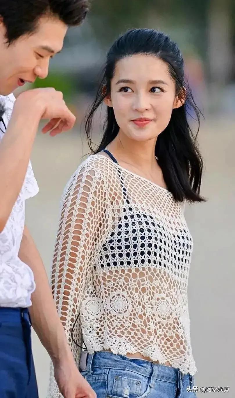 李沁海滩高清图