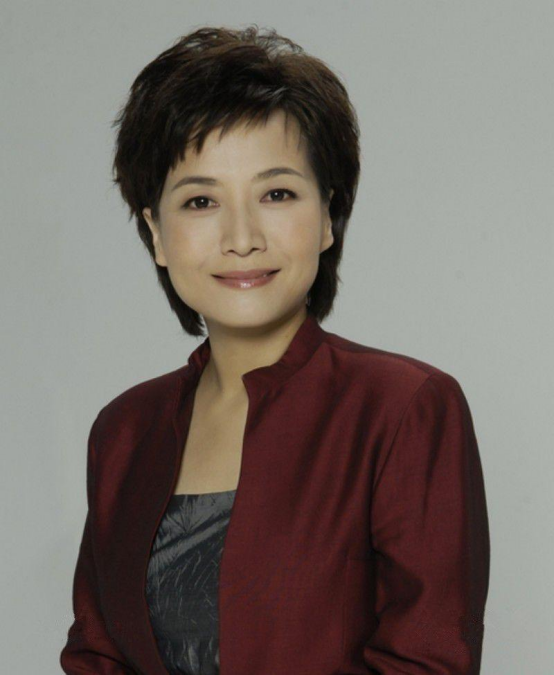央视主持人贺红梅：事业顺风顺水，如今54岁婚姻状况成谜