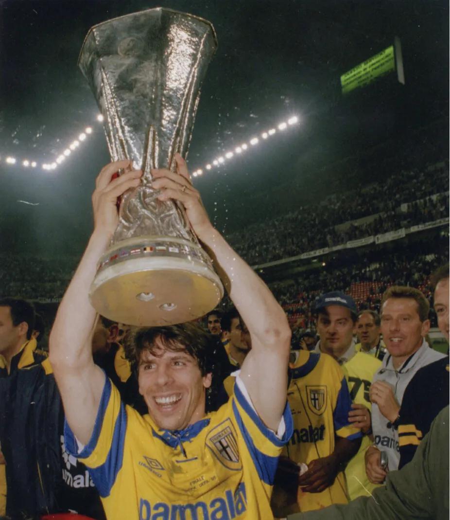 巴蒂斯图塔意甲哪个队(「忆意甲」战神巴蒂圆梦意甲金靴——记1994/95