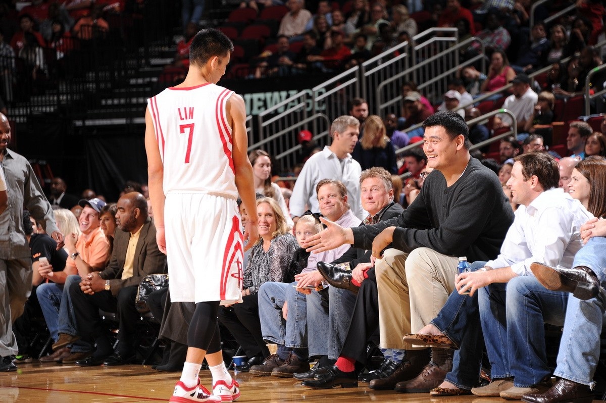 nba球员为什么要降工资(为什么NBA球员会破产？林书豪采访：100还没有到手就蒸发64了)