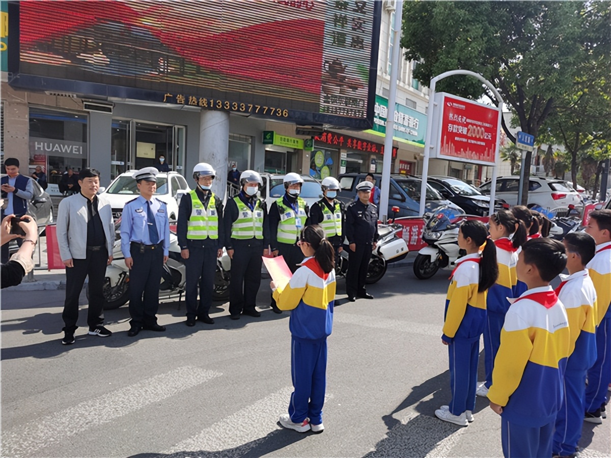 淅川县第二小学：交警坚守护学子 校方感谢赠锦旗