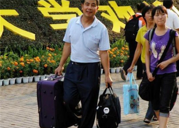 大学生对父母“嘘寒问暖”，却被“无情拉黑”，看到真相憋不住笑