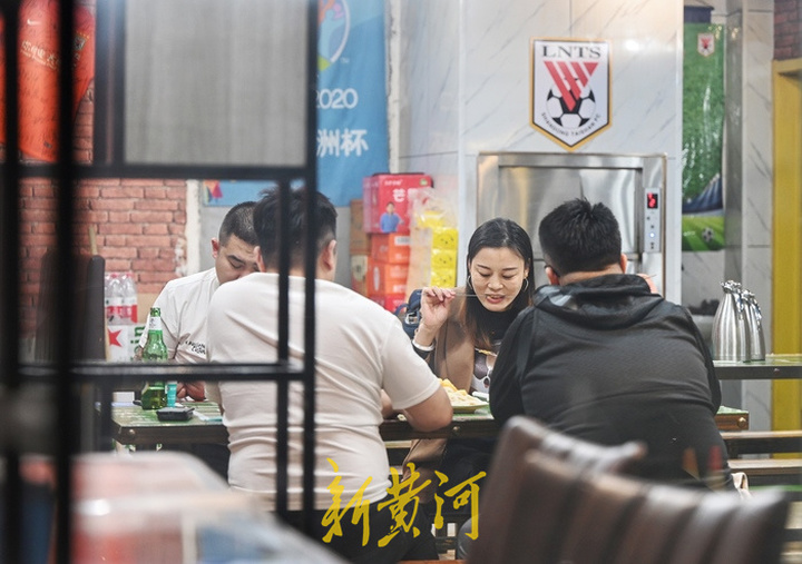 直击济南恢复堂食“第一餐”：测温扫码一个不少，火锅店招牌菜凌晨就卖光