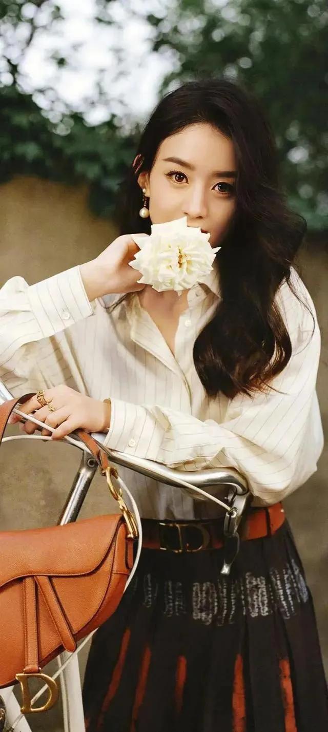 女星赵丽颖—巧笑嫣然，淡妆点缀，瓷肌红唇，漂亮的不像话