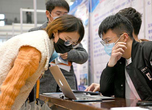 过来人坦言，毕业生签署“三方协议”需谨慎，不要太听老师的话