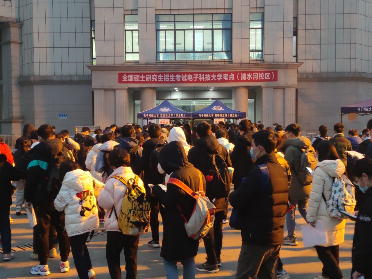 2022电子科大研究生统招4400余人，复试线涨跌平稳，法学猛涨54分