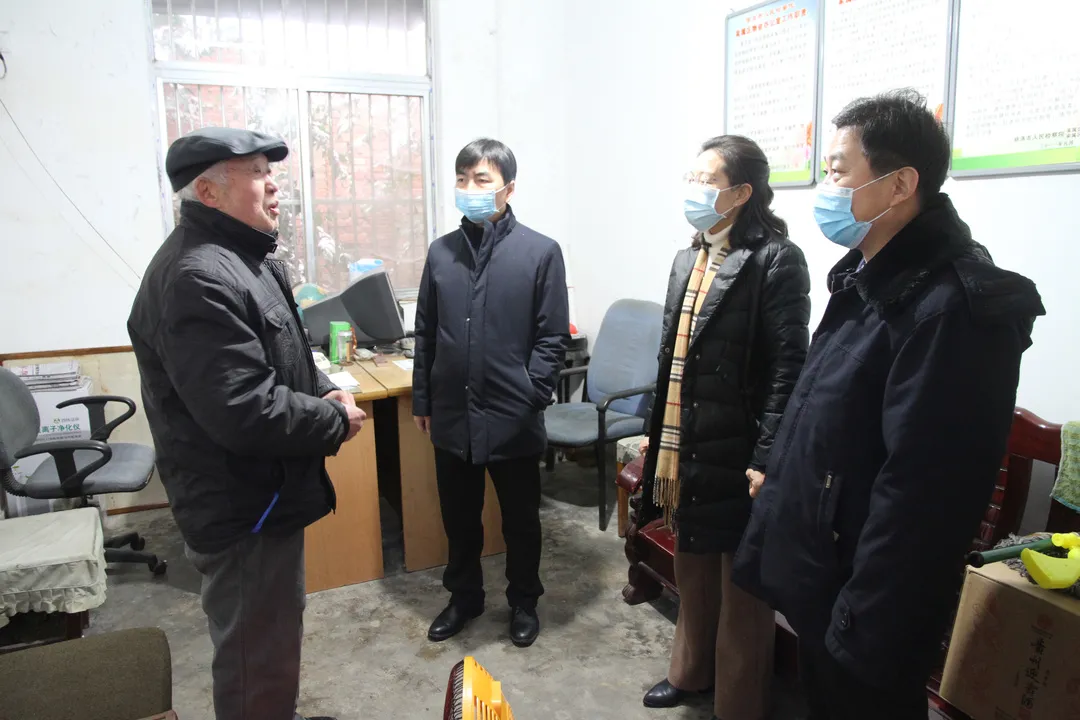 商洛市人民检察院党组书记、检察长刘向东一行走访慰问退休老干部、困难党员