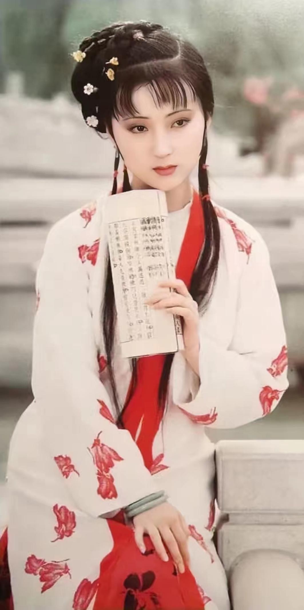 "薛宝钗"张莉身价过亿,56岁依旧未婚,终究难逃"红楼一梦"