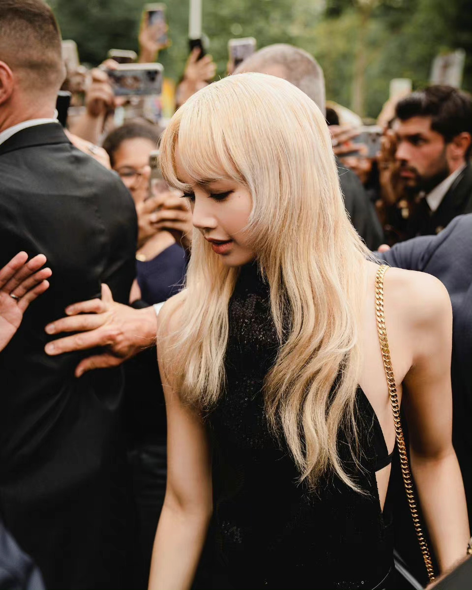 关注,她拥有与众不同的魄力,帅气和性感,散发出了girl crush的魅力