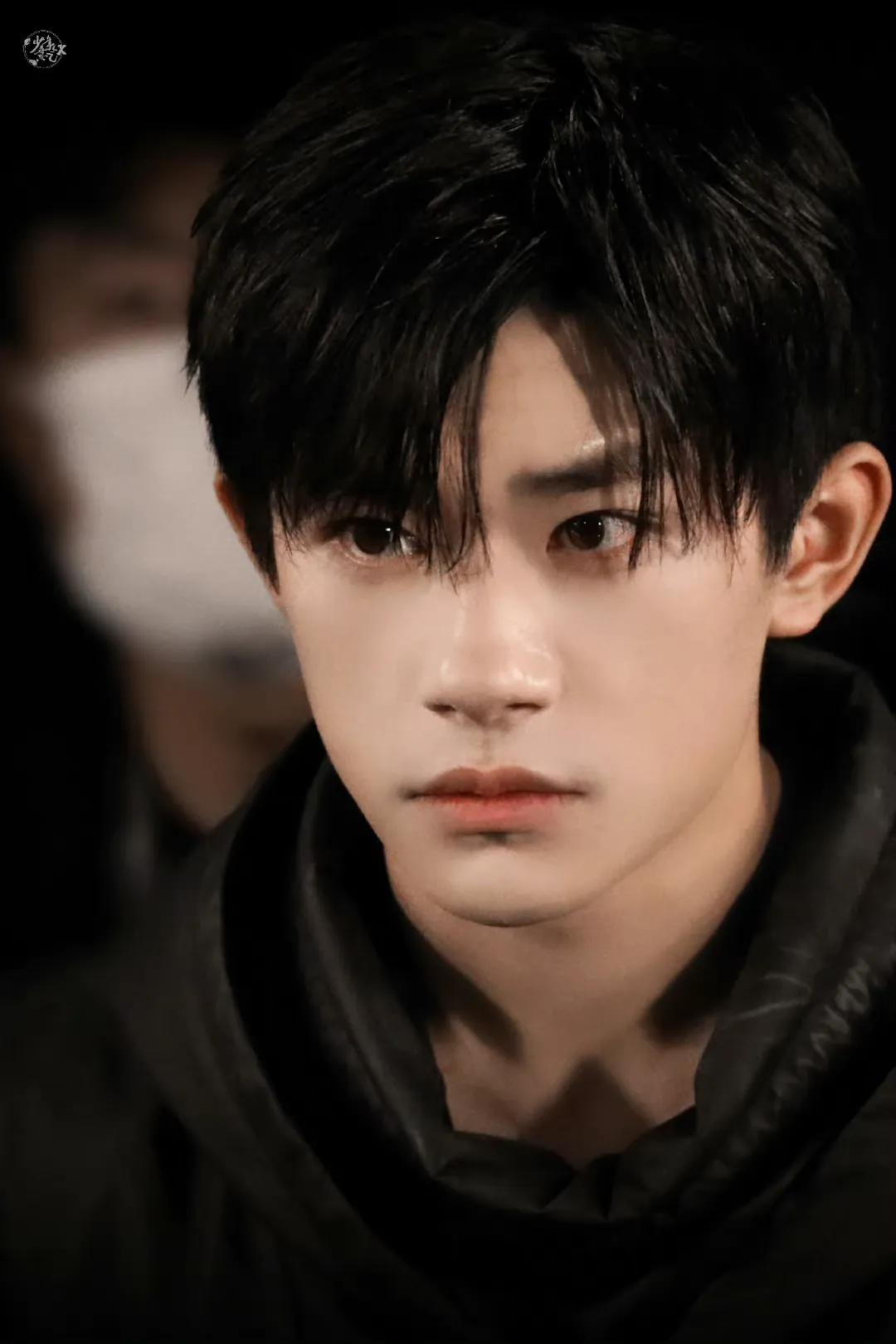 易烊千玺太帅了！正气方刚的男子汉，五官也真的很热血