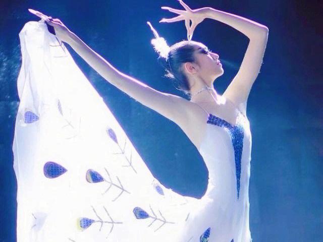 杨丽萍又惹争议,衣服疑似是画上去的,身体纹路被看得一清二楚!