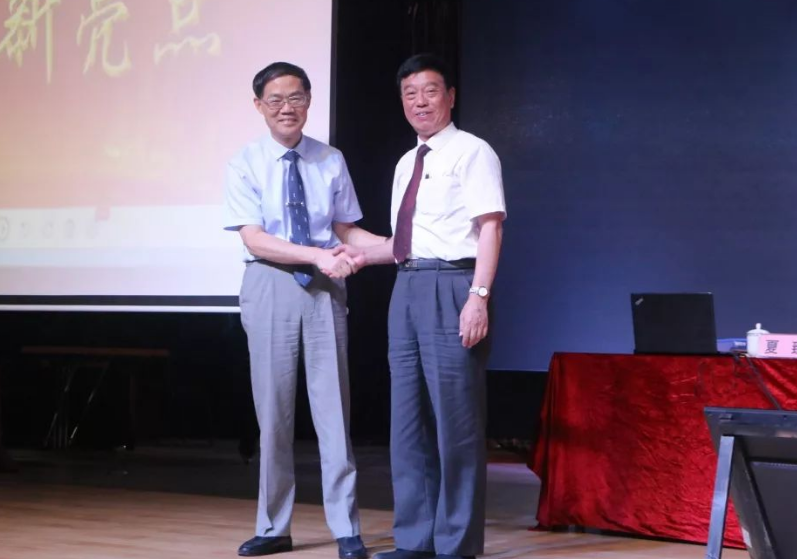 上海震旦学院教师不当言辞惹众怒，教学资格受怀疑，校方回应来了