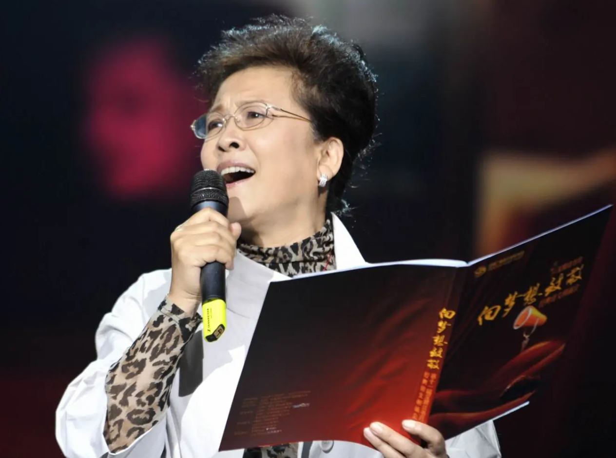 演员宋春丽：因拍戏终身不育，61岁却如愿当上母亲，自称无怨无悔