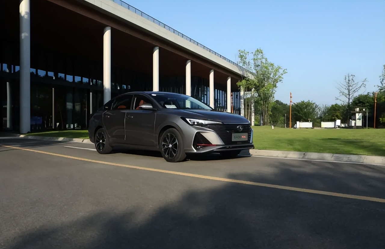 一步到位，2022年下半年最值得入的旗舰机，这2款贵的有道理