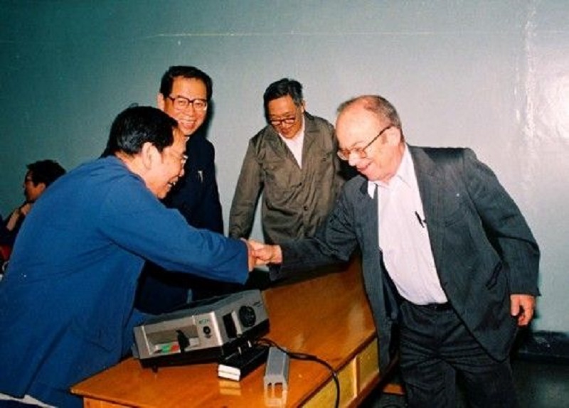 1937年，一乞丐怀抱