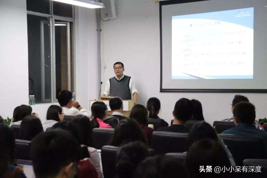 评论员吴大辉，他憨厚的外表下，笨拙地表达中，爆出巨量的惊喜