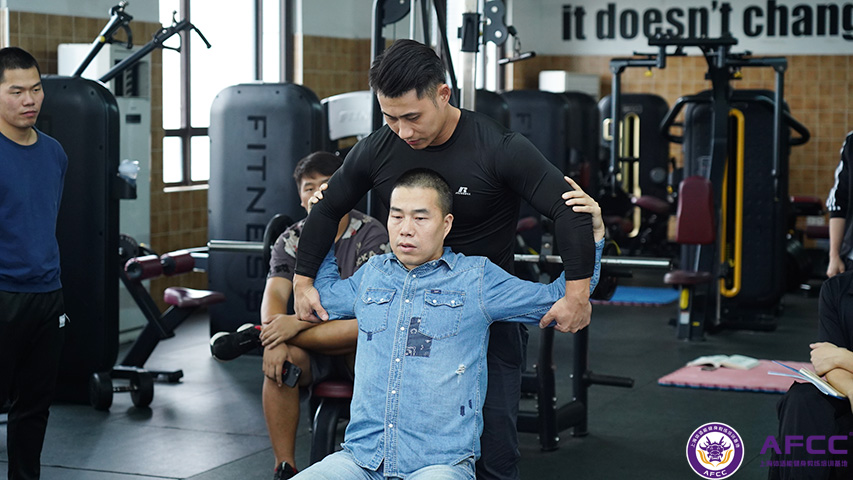 培训健身教练学校（健身教练在哪学比较好呢）