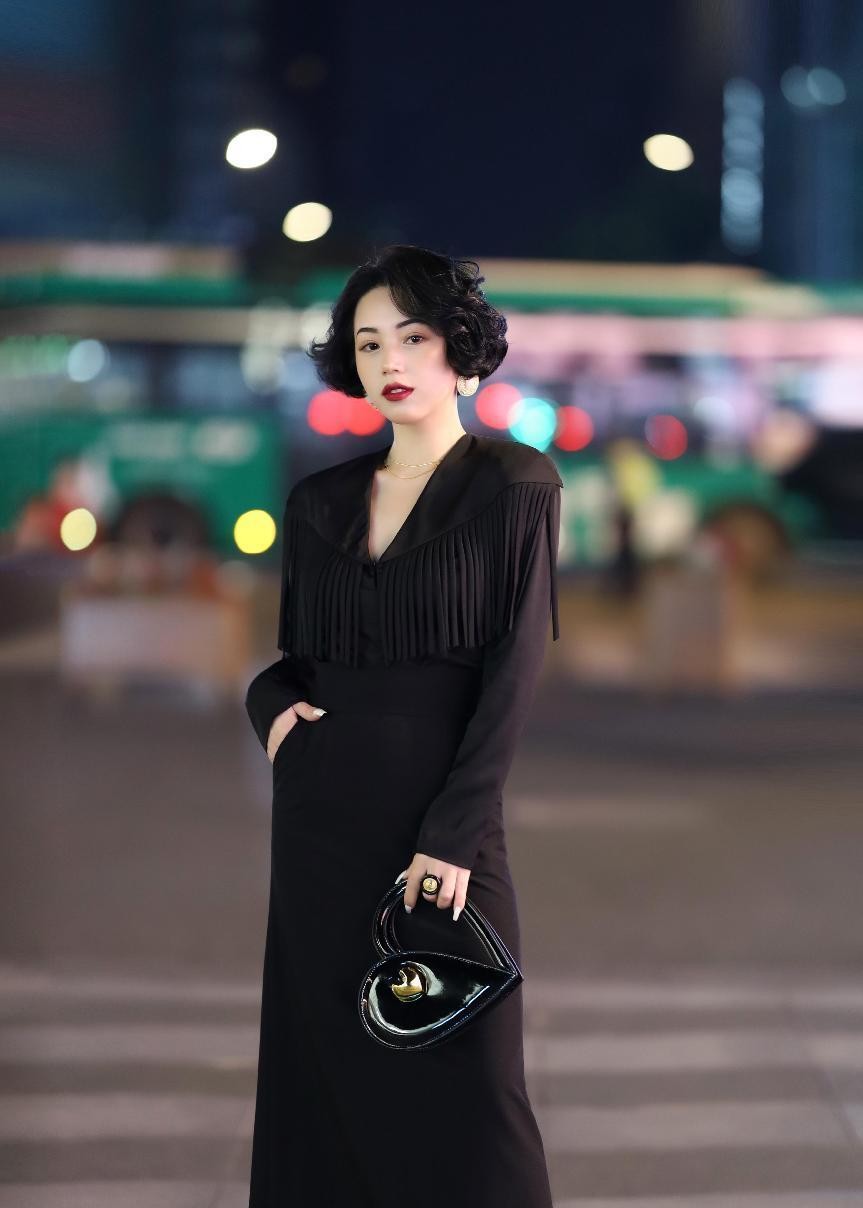 杭州美女连穿裙子都这么温柔,清爽的搭配好复古,韵味很独特