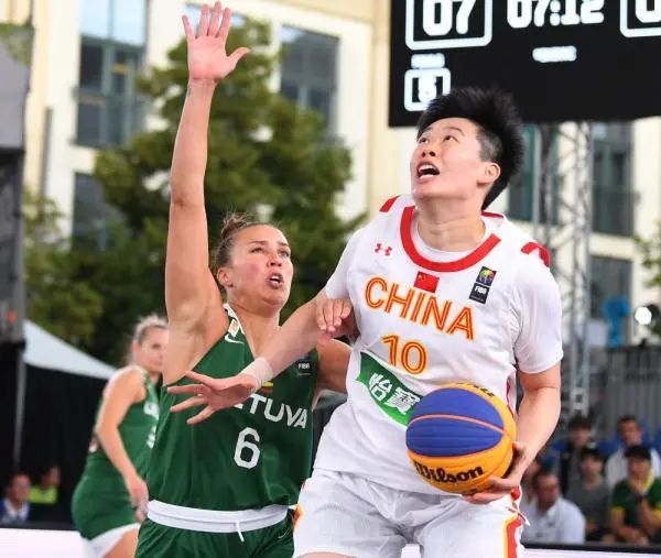 2019籃球世界杯女觀眾（浦東姑娘張芷婷和隊友奮力拼搏，摘得國際籃聯三人籃球世界杯銅牌）