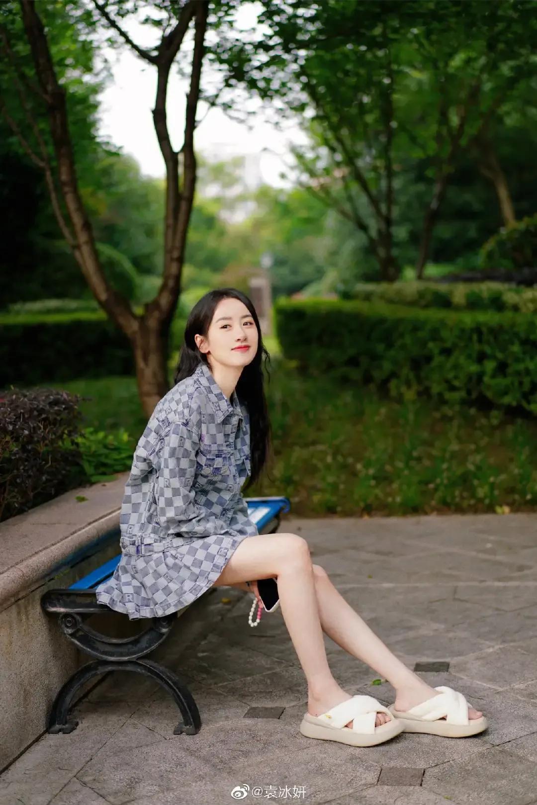 长发袁冰妍，清凉打扮笑容甜美