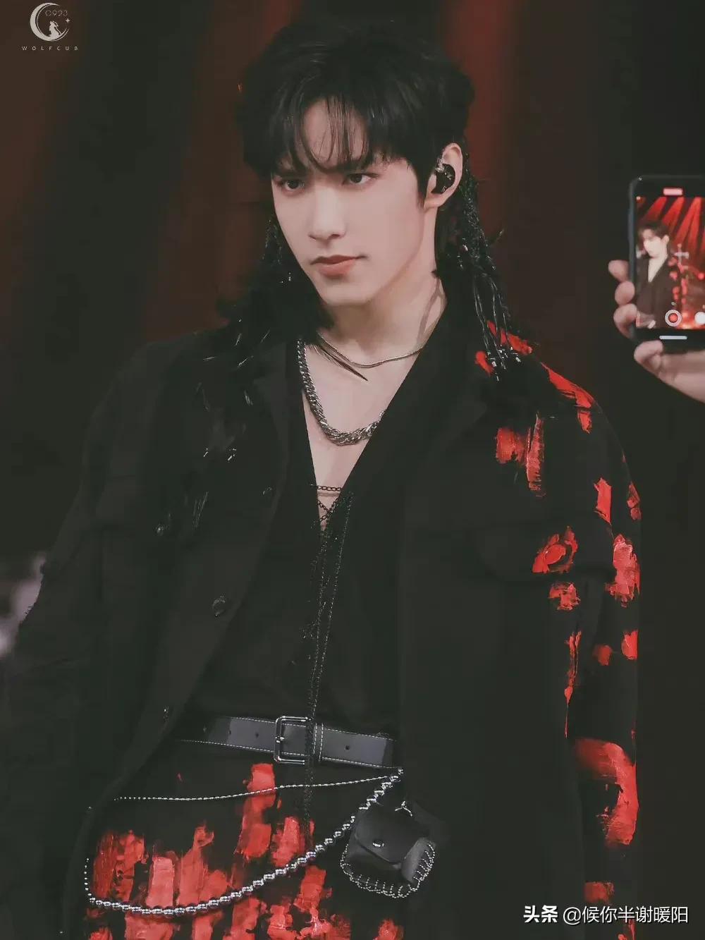 最适合戴项链的几位男明星：王一博李现霸气，肖战精致又矜贵