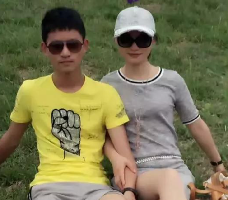 王恒杰：高考考场外跪地谢母，为心中理想放弃985名校