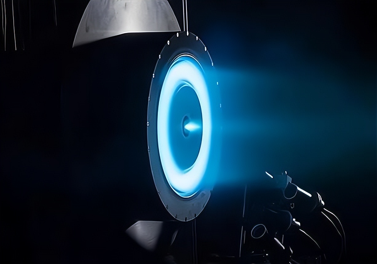 太空里没有空气来提供反作用力，宇宙飞船前进的动力从何而来？