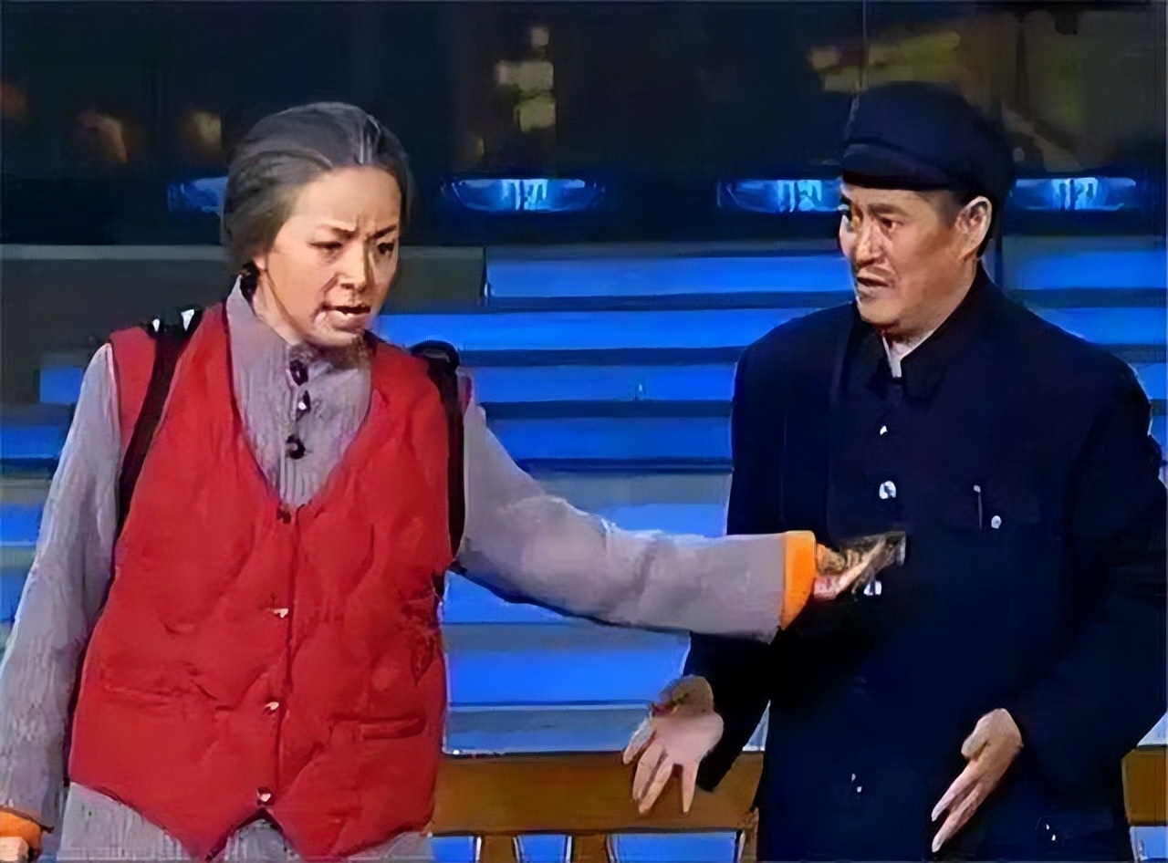 1998年，宋丹丹抛弃黄宏，投奔赵本山，曾撂狠话：我又没卖给你