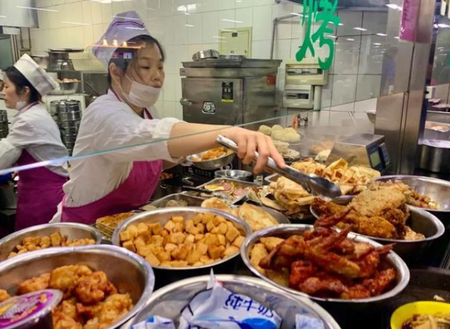 清华的校园设施有多好？男朋友去学校接女友，参观完瞬间不想走