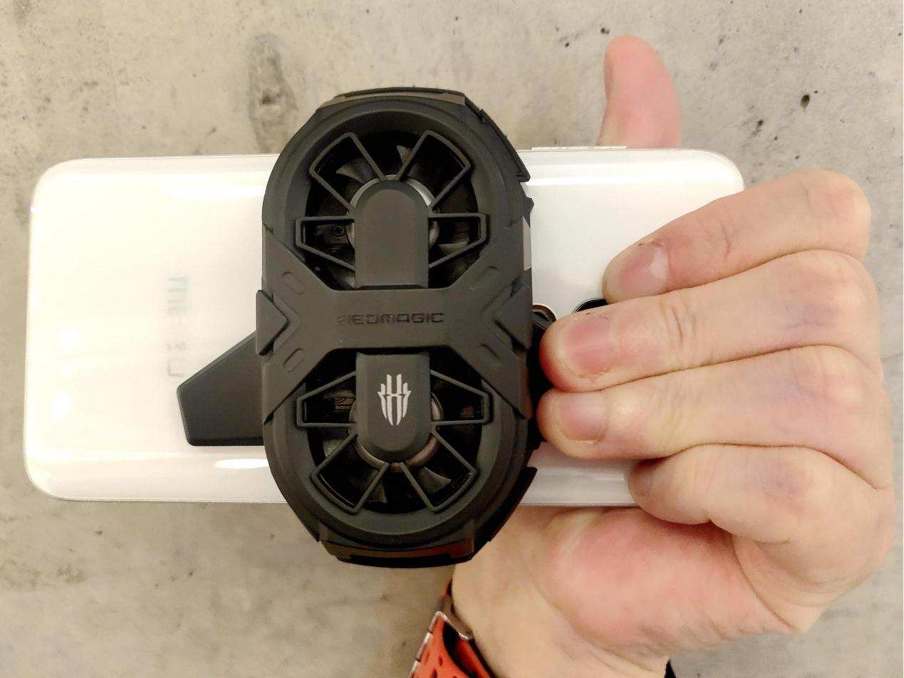 新旧两款对比，新红魔涡轮散热背夹效果更冷、更酷炫