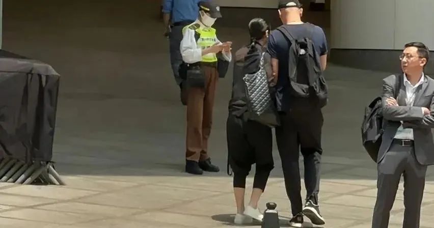 管虎和梁静街头牵手秀恩爱，第三者丁昱彤彻底崩溃，胜负一看便知