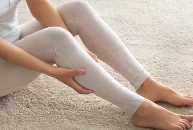 睡觉时腿抽筋是什么原因？（睡觉时腿抽筋和缺钙有关吗？）