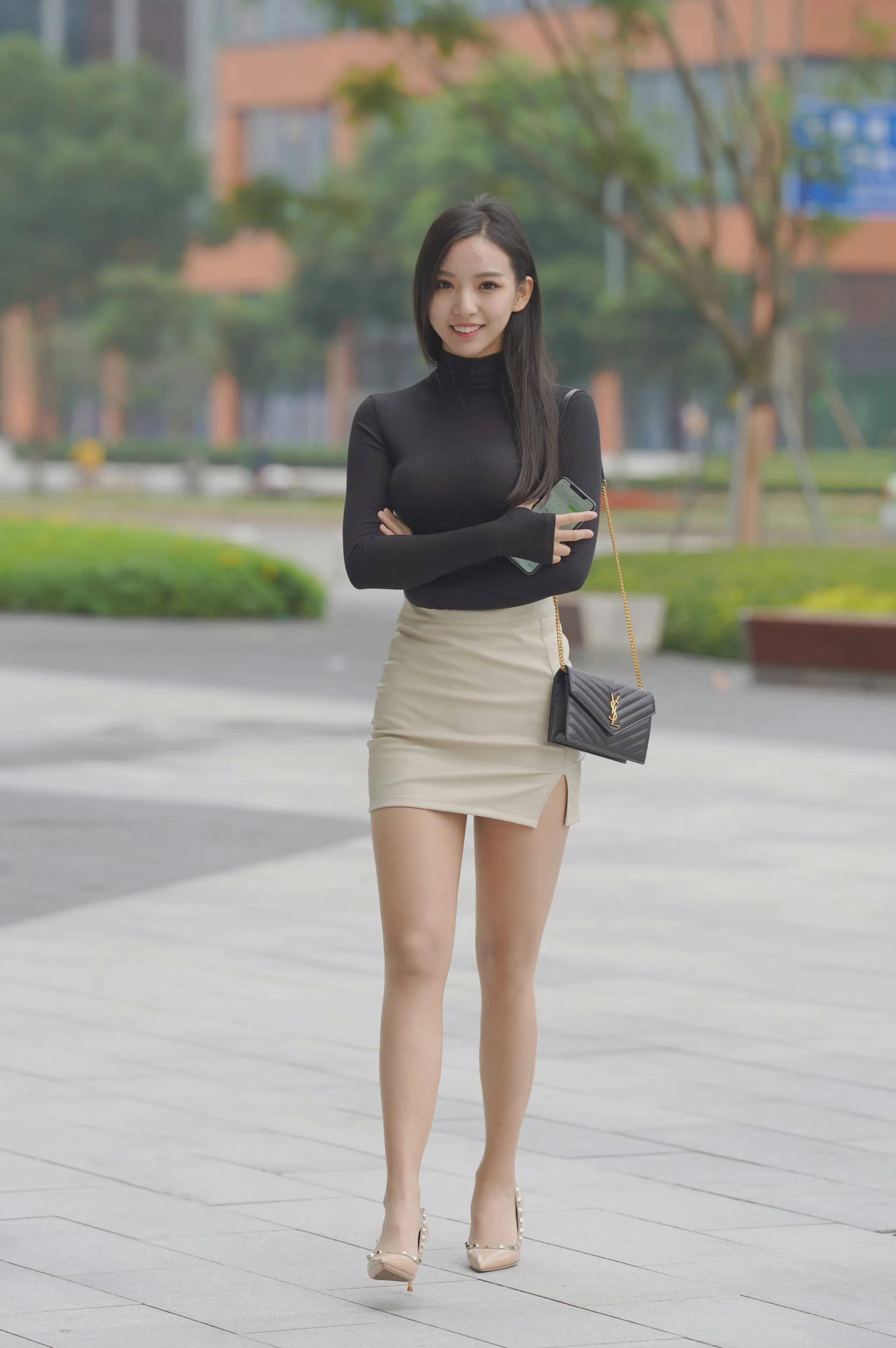 街拍米白色短裙小姐姐