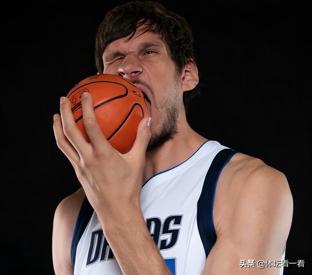 nba球员为什么手很大(盘点nba球员们的超大手掌,奥尼尔喝矿泉水感觉像