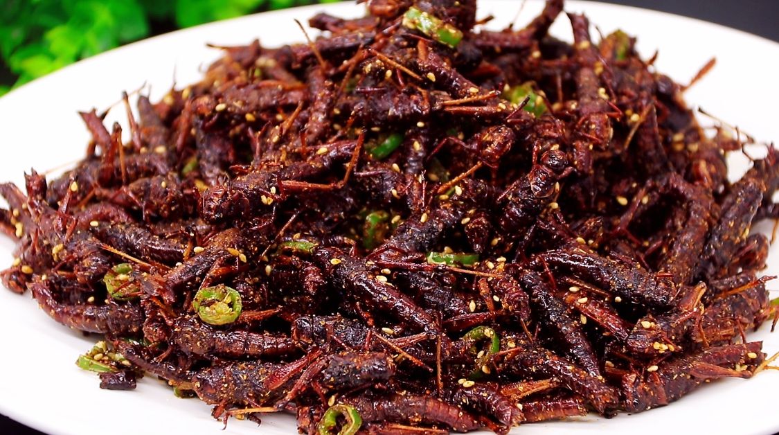 这个椒盐蚂蚱就做好了,吃起来又香又酥,是一道很不错的下酒菜哦!