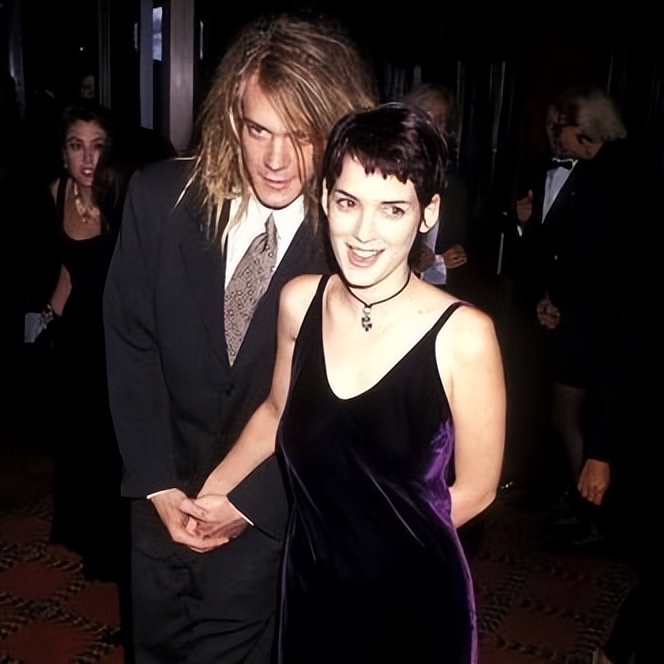 她的叛逆暗黑风依然时髦，回顾Winona Ryder 90s的经典短发