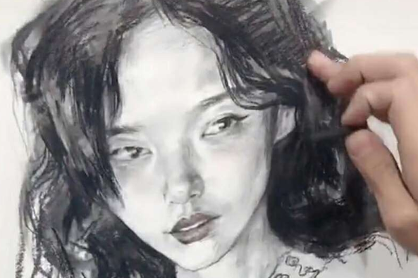 美术考试考生自画像惊艳众人，本以为满分，老师看完直接给了0分