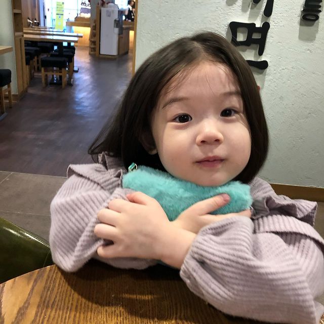 火遍全网的表情包小女孩!凭可爱萌翻所有人:骗我生女儿