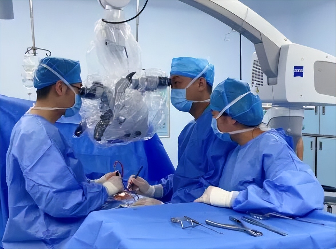 市中心医院神经外科完成一例显微镜下胸椎管内罕见肿瘤切除术