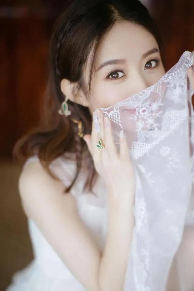 女星赵丽颖—巧笑嫣然，淡妆点缀，瓷肌红唇，漂亮的不像话