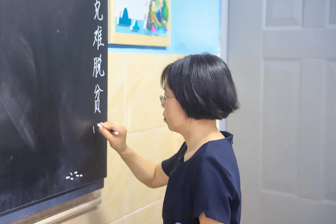 天府新区南湖小学教师教学基本功 粉笔字校级决赛