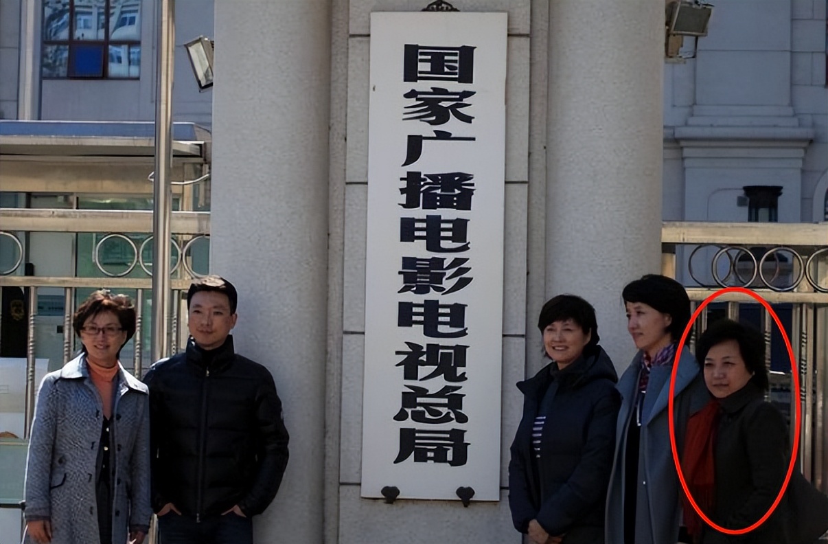 央视主持人贺红梅：事业顺风顺水，如今54岁婚姻状况成谜